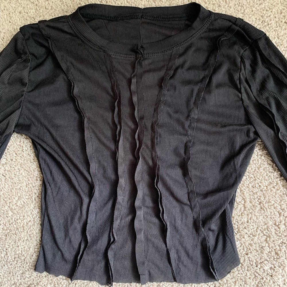 Black Long-Sleeved Crop-Top